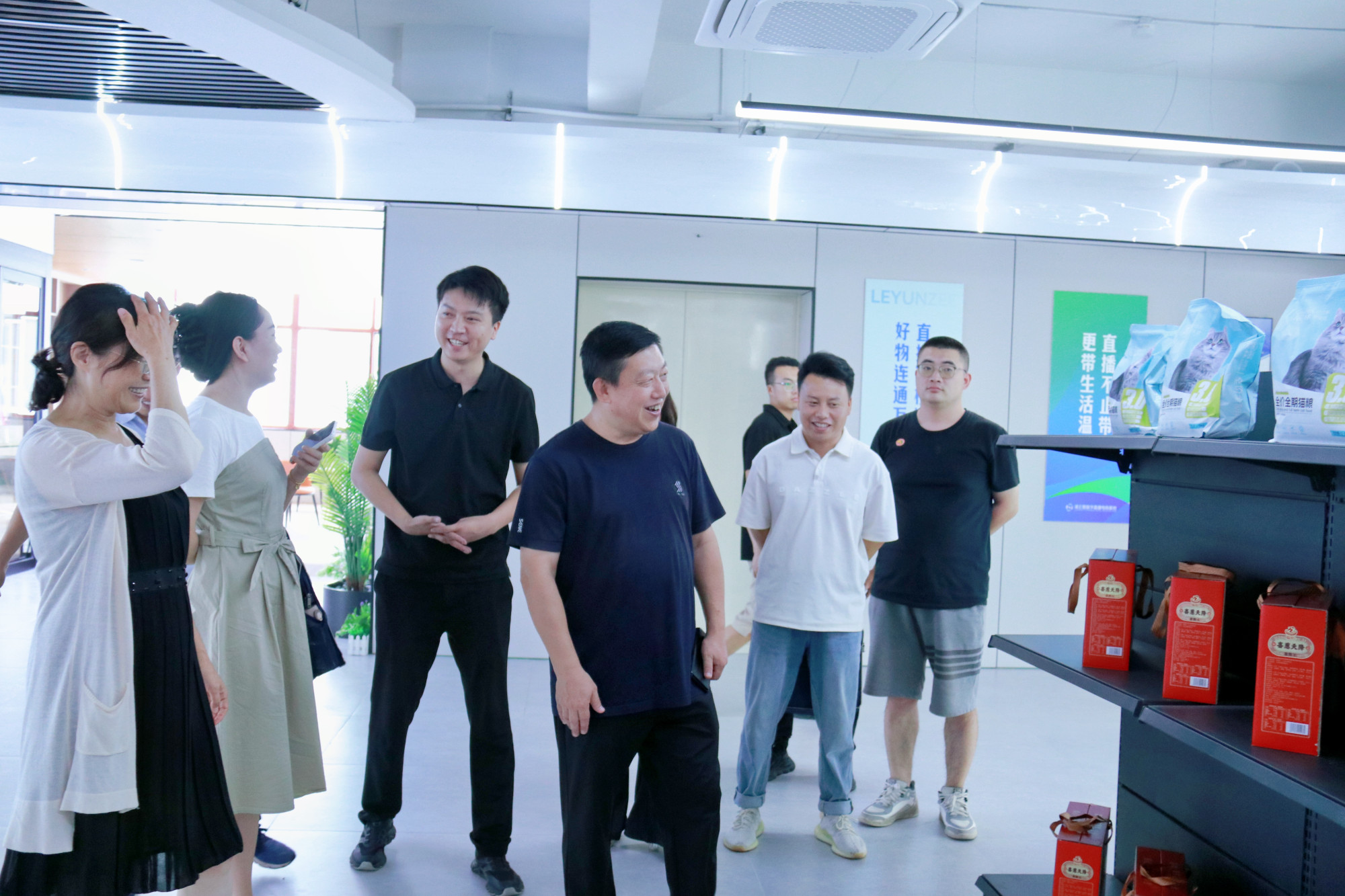 田处一行视察选品展厅_副本.jpg